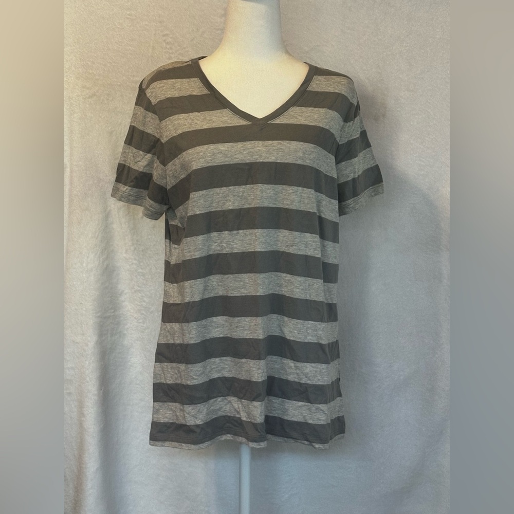 #1045 Striped V-Neck Gray‎ Top XL 16/18